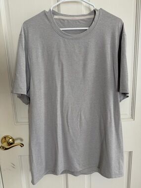 Mens EUC LULU LEMON Light Grey Short Sleeve Crew neck Tee Size Large